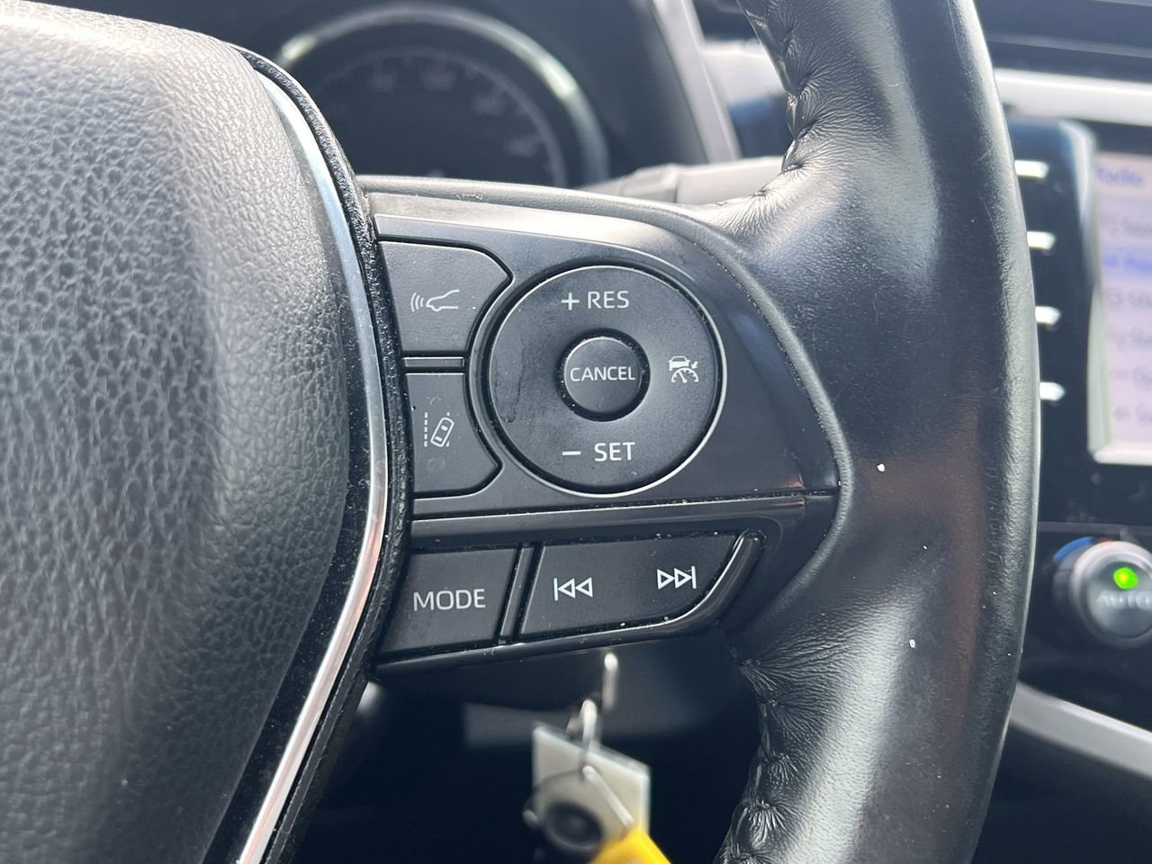 Used 2020 Toyota Camry SE image 11