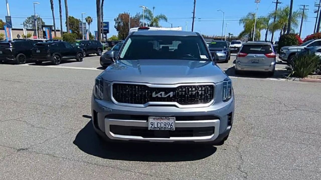 Used 2024 Kia Telluride LX FWD image 3