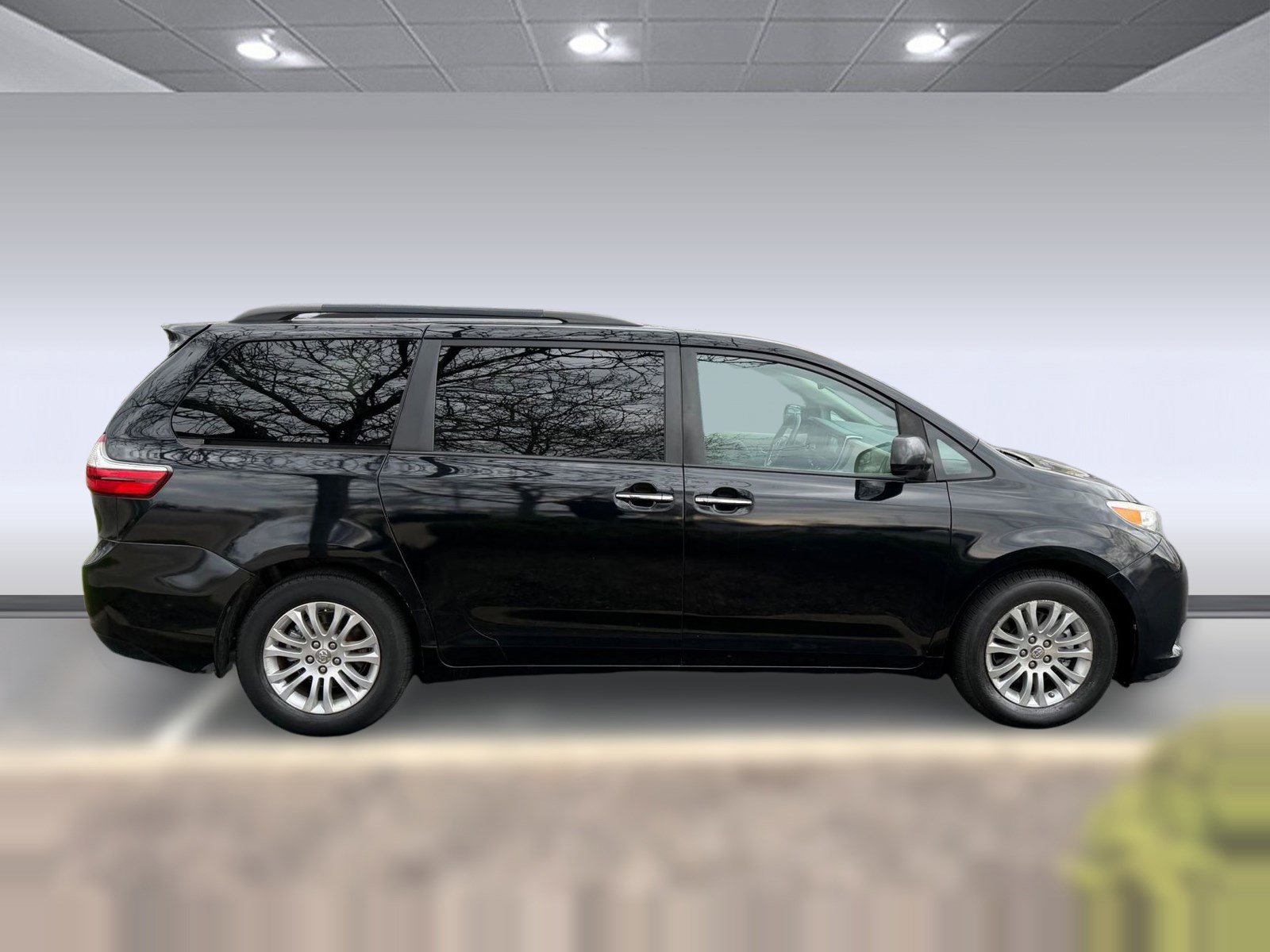 Used 2016 Toyota Sienna XLE image 6