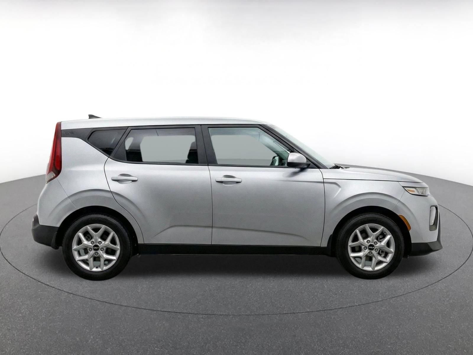 Used 2025 Kia Soul LX w/ LX Technology Package FWD image 9