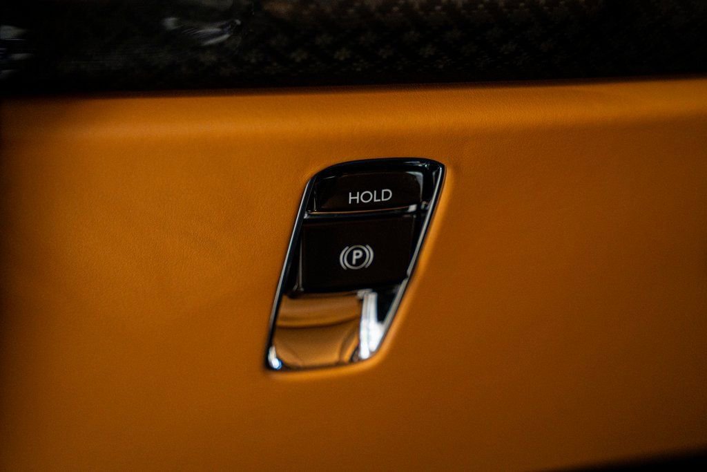 Used 2022 Rolls-Royce Cullinan Black Badge image 28