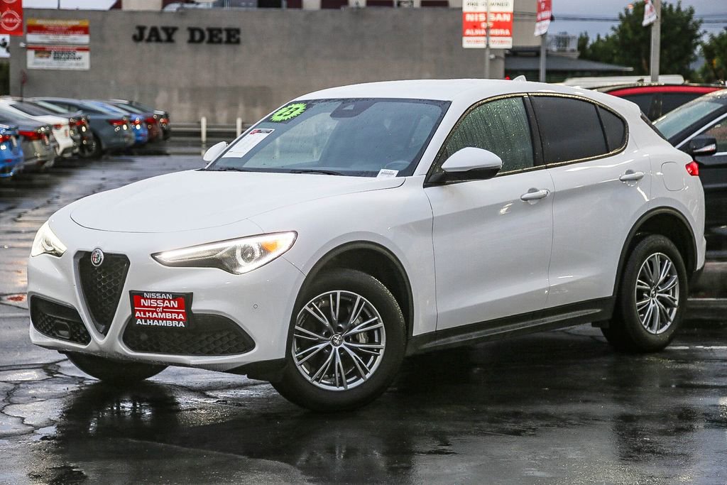Used 2023 Alfa Romeo Stelvio Sprint image 2