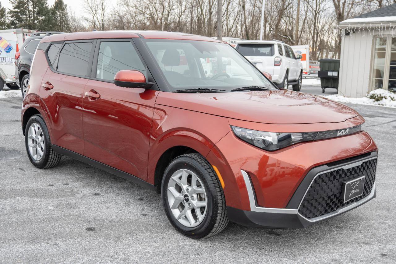 Used 2024 Kia Soul LX w/ Option Group 015 FWD image 3