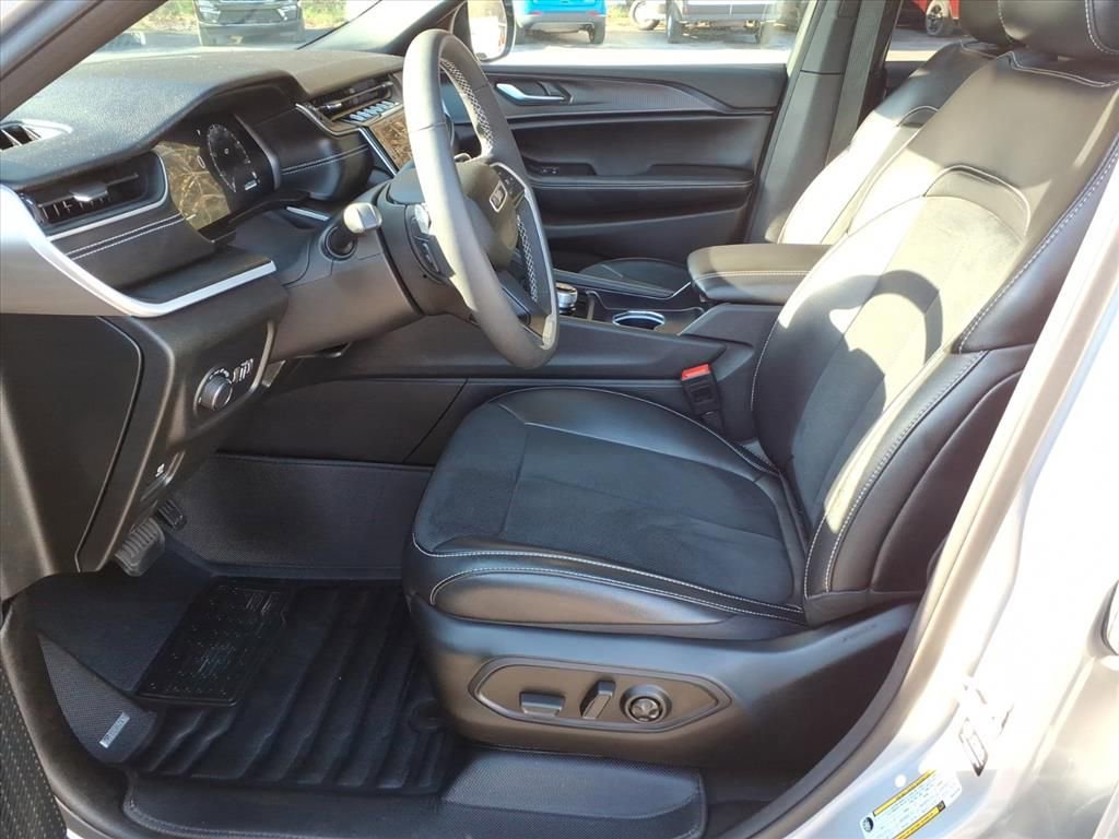 Used 2024 Jeep Grand Cherokee Altitude image 14