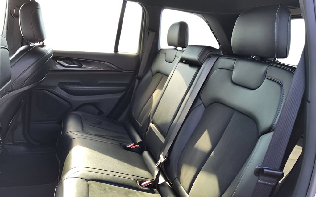 Used 2023 Jeep Grand Cherokee Altitude AWD/4WD image 28