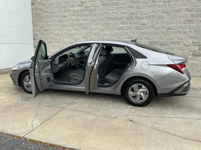 Certified 2024 Hyundai Elantra SE FWD image 14