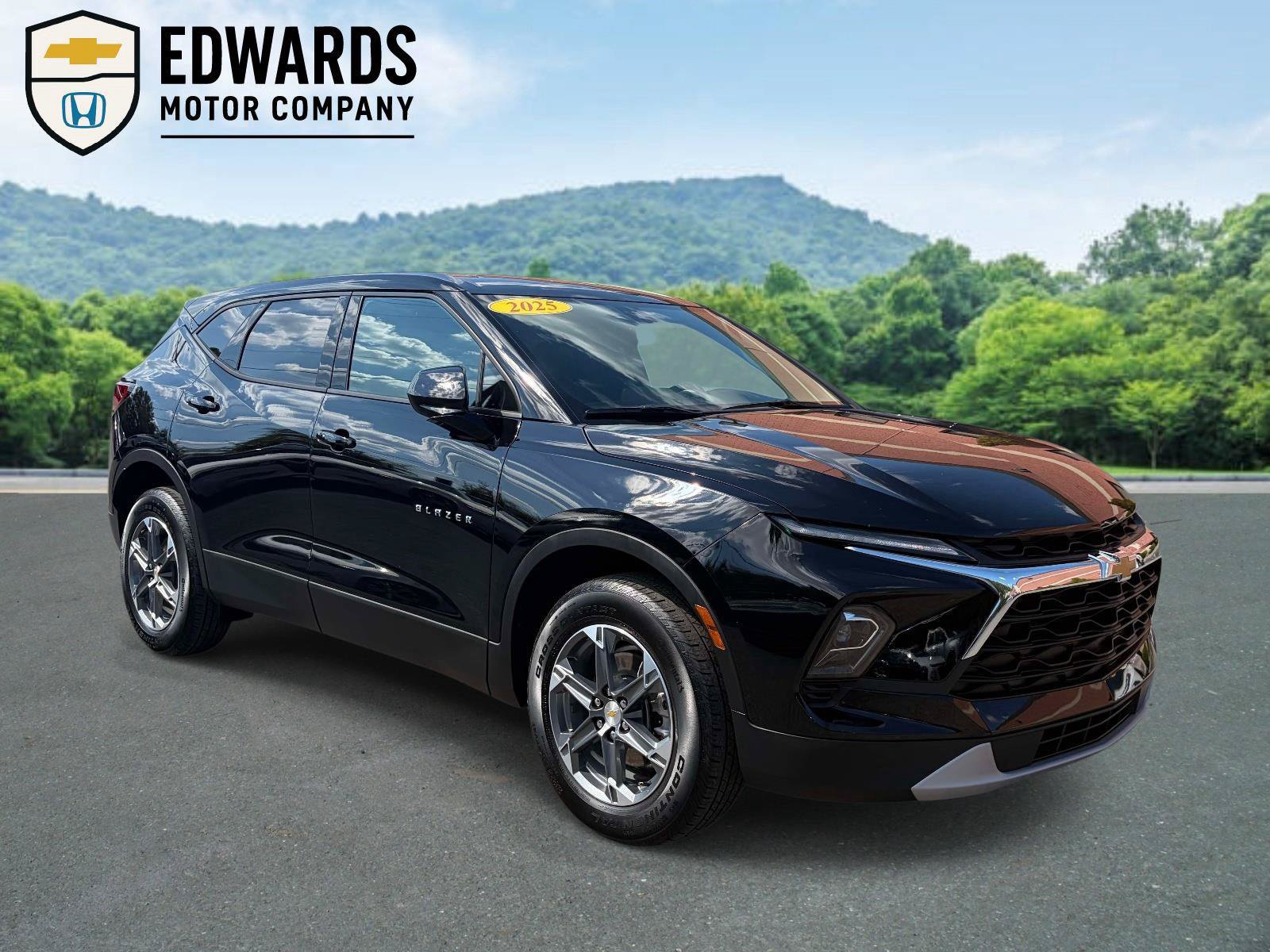 Used 2025 Chevrolet Blazer LT FWD image 1
