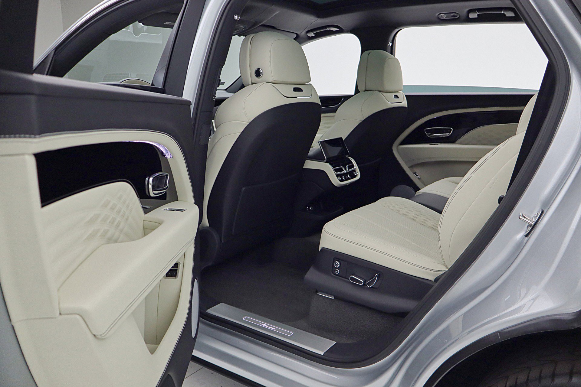 Used 2024 Bentley Bentayga Extended Wheelbase image 49