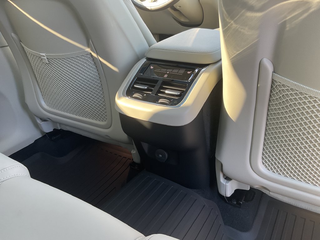 New 2027 Volvo XC60 B5 Ultra AWD/4WD image 19