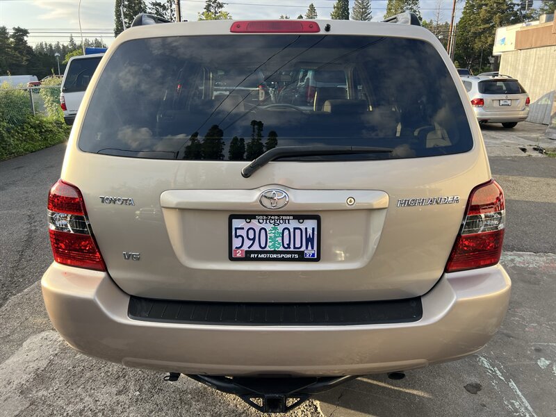 Used 2005 Toyota Highlander 2WD V6 w/ 3rd Row image 4