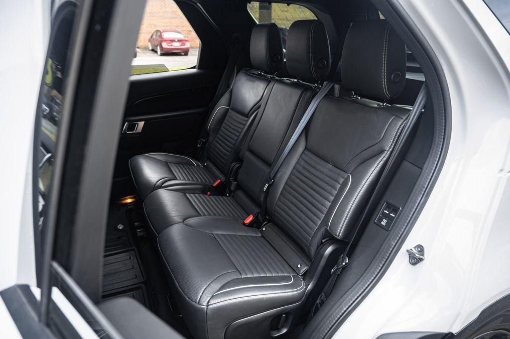 Used 2023 Land Rover Discovery Metropolitan Edition AWD/4WD image 18