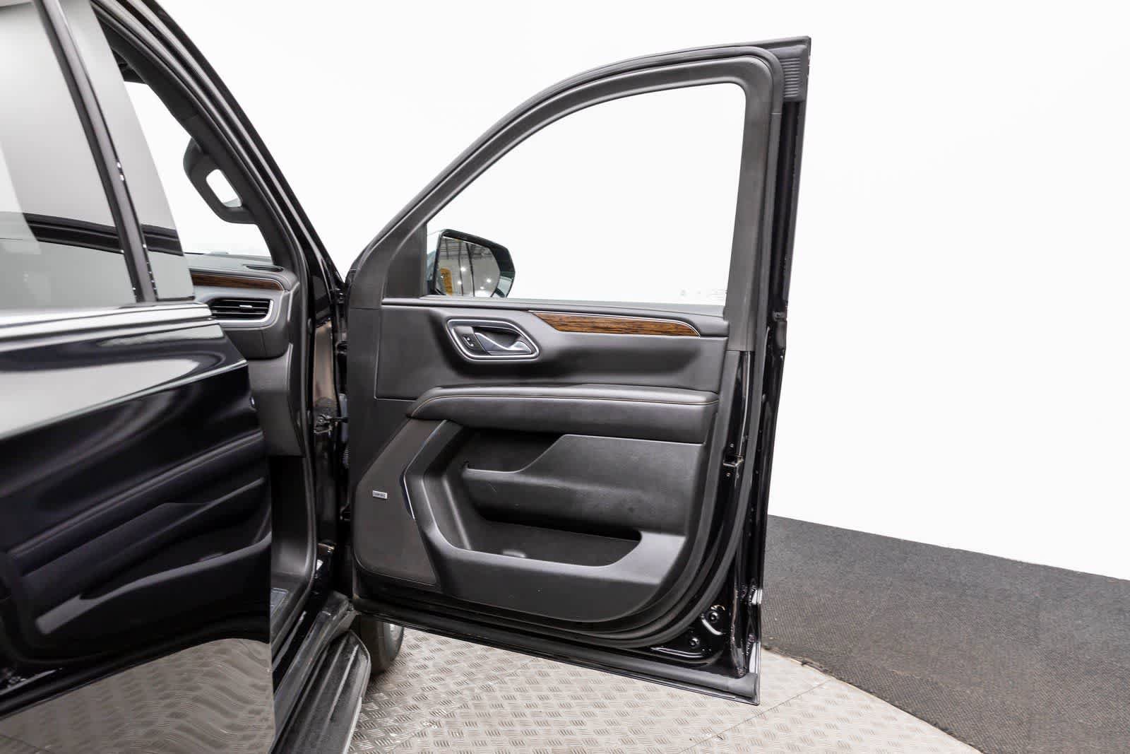 Used 2024 Chevrolet Suburban Premier AWD/4WD image 40