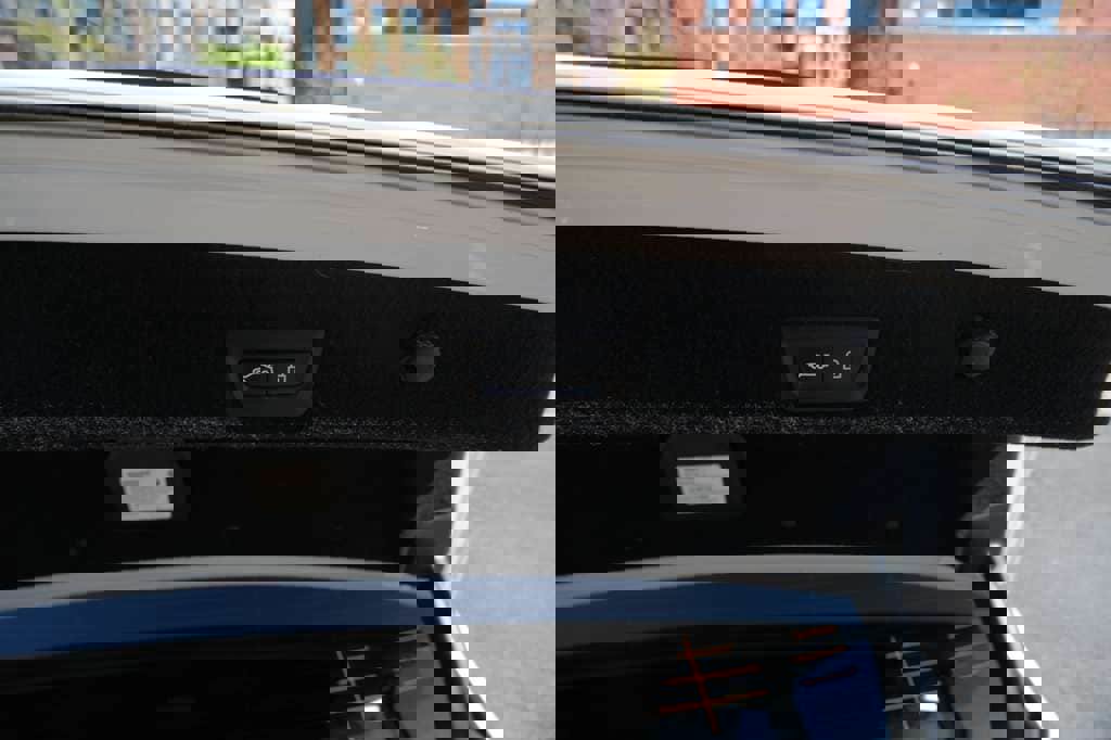 Used 2021 BMW 750i xDrive w/ M Sport Package image 12