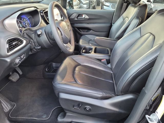 Certified 2025 Chrysler Pacifica Select image 15