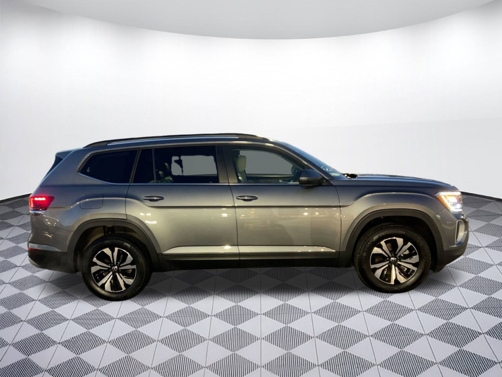 Certified 2025 Volkswagen Atlas SE image 8