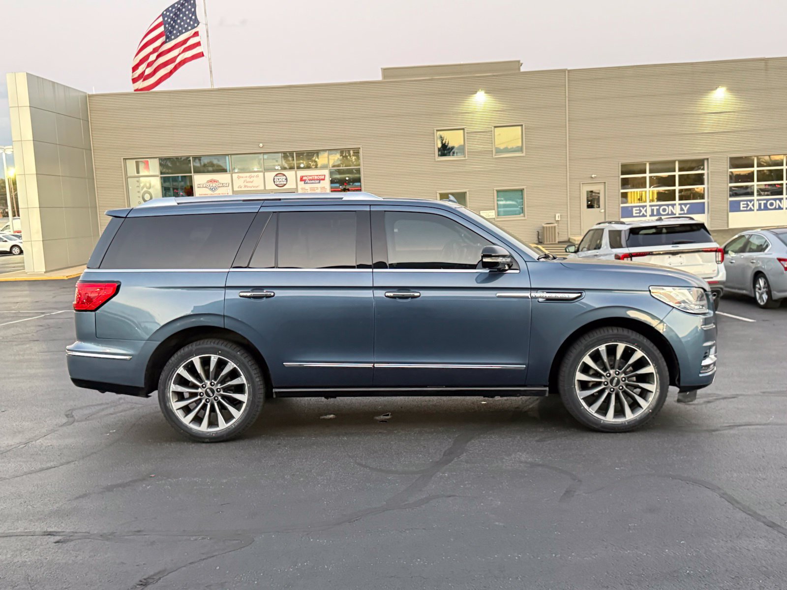 Used 2018 Lincoln Navigator Select RWD image 3