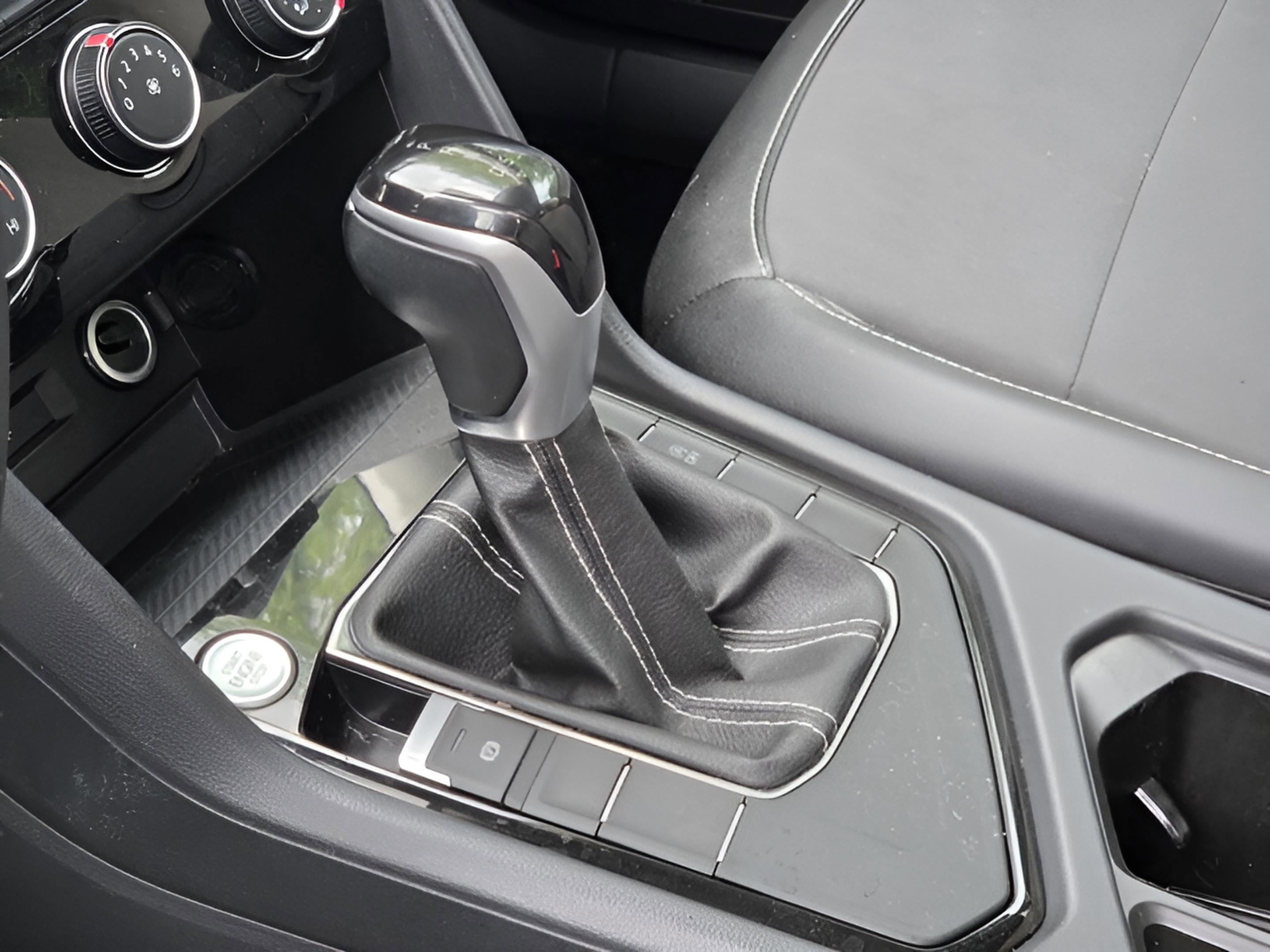 Used 2024 Volkswagen Atlas Cross Sport SE w/ Panoramic Sunroof Package FWD image 5