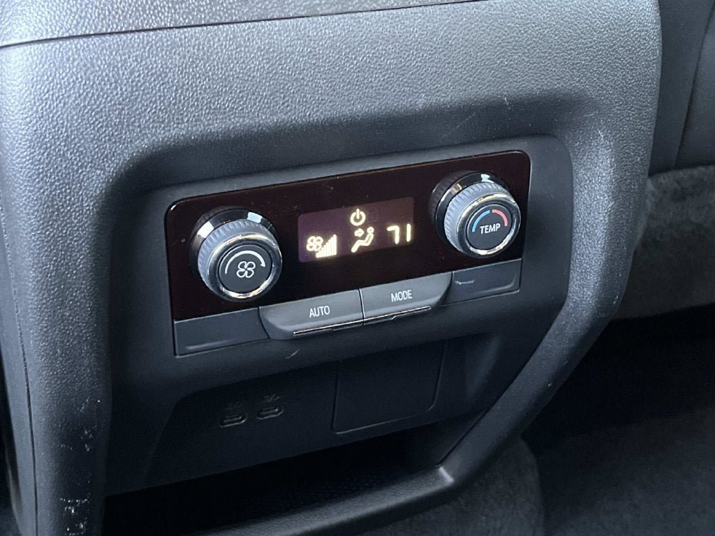 Used 2026 Chevrolet Traverse LT FWD image 17