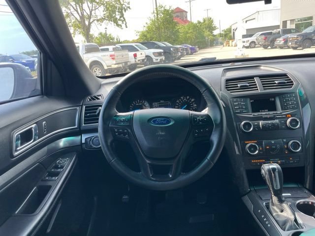 Used 2018 Ford Explorer XLT FWD image 16