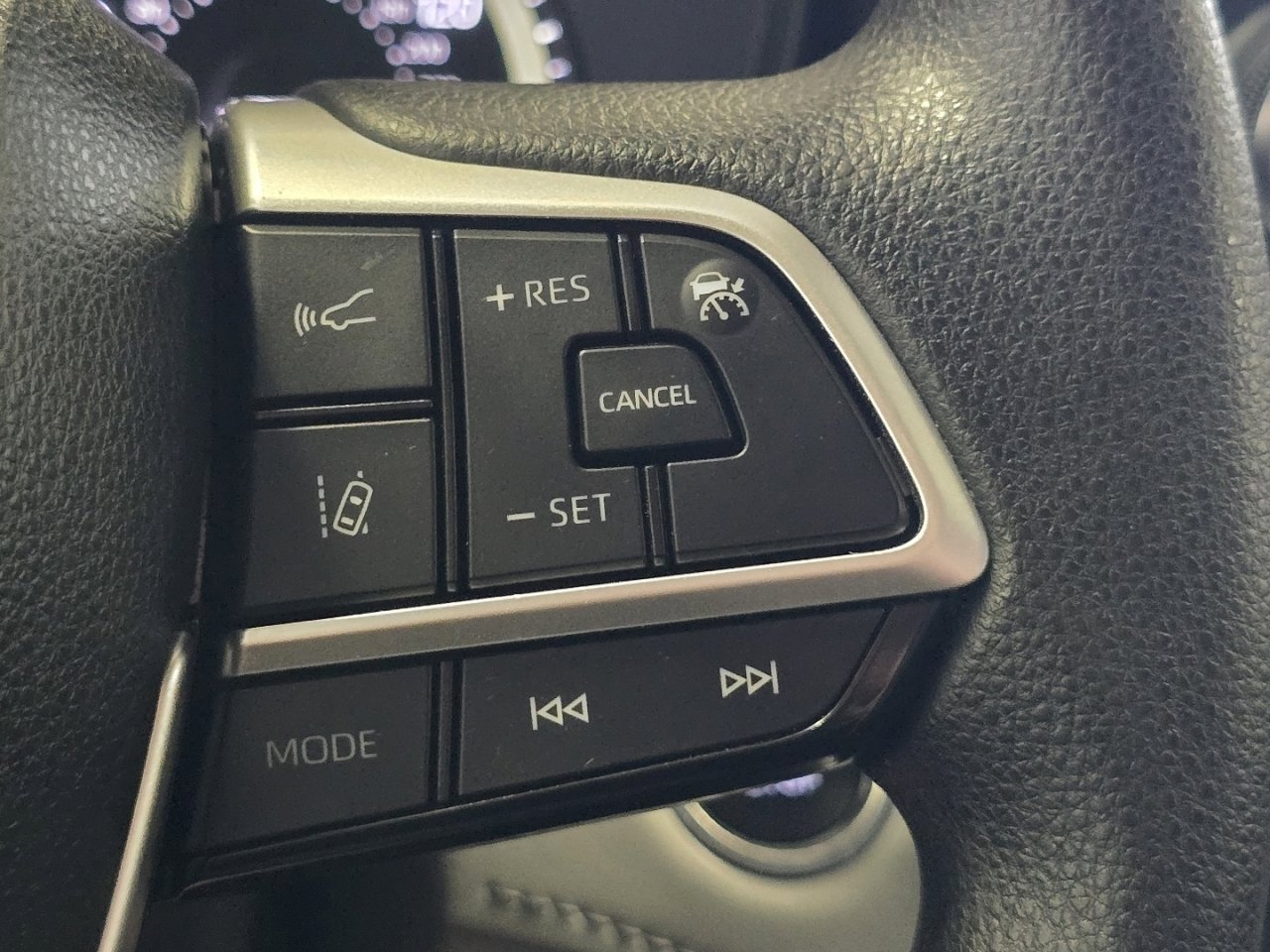 Used 2023 Toyota Highlander L FWD image 27