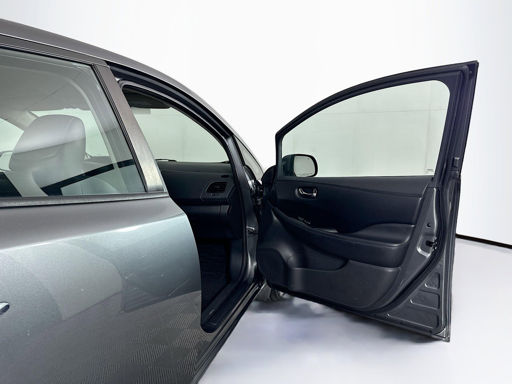 Used 2015 Nissan Leaf SL FWD image 31