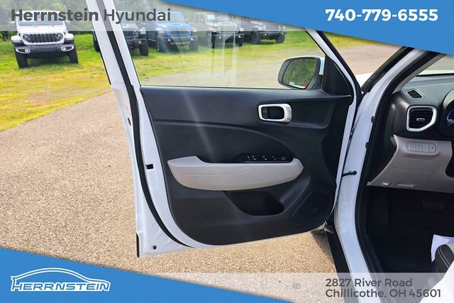 Used 2025 Hyundai Venue SEL FWD image 13
