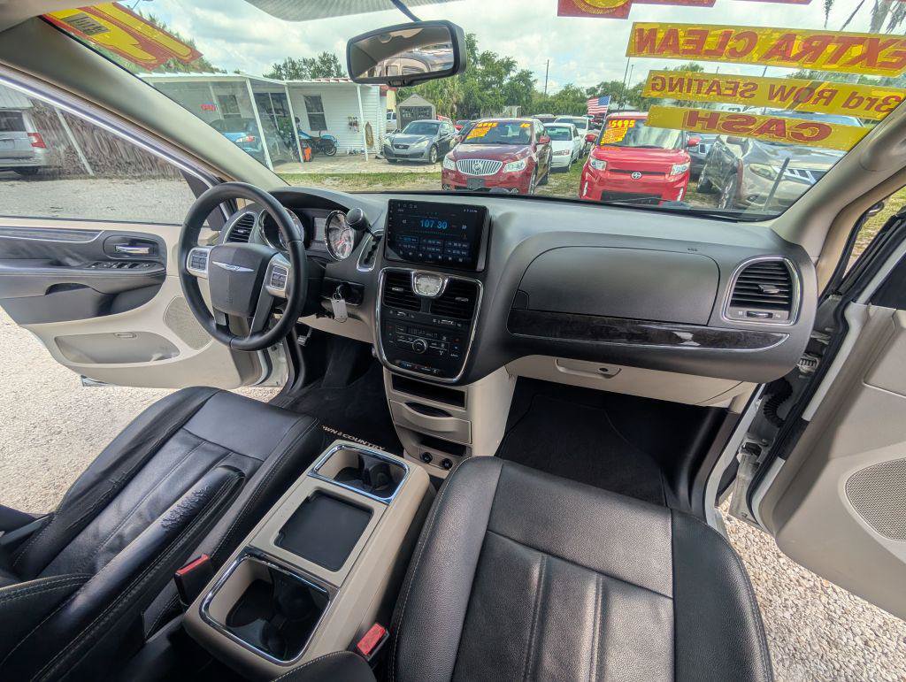 Used 2014 Chrysler Town & Country Touring FWD image 16