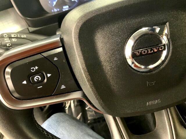 Used 2022 Volvo XC40 T4 Momentum image 20