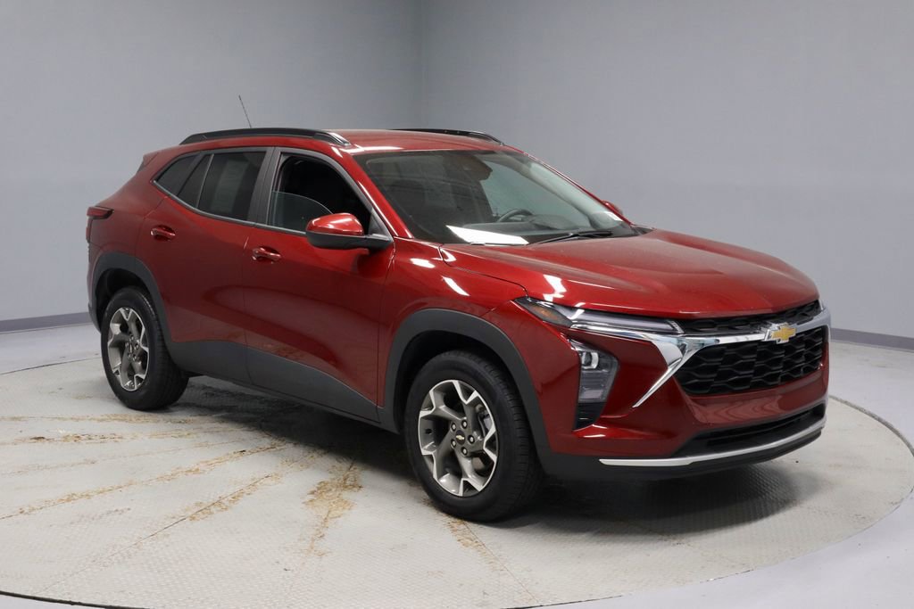 Used 2025 Chevrolet Trax LT w/ LT Convenience Package FWD image 1