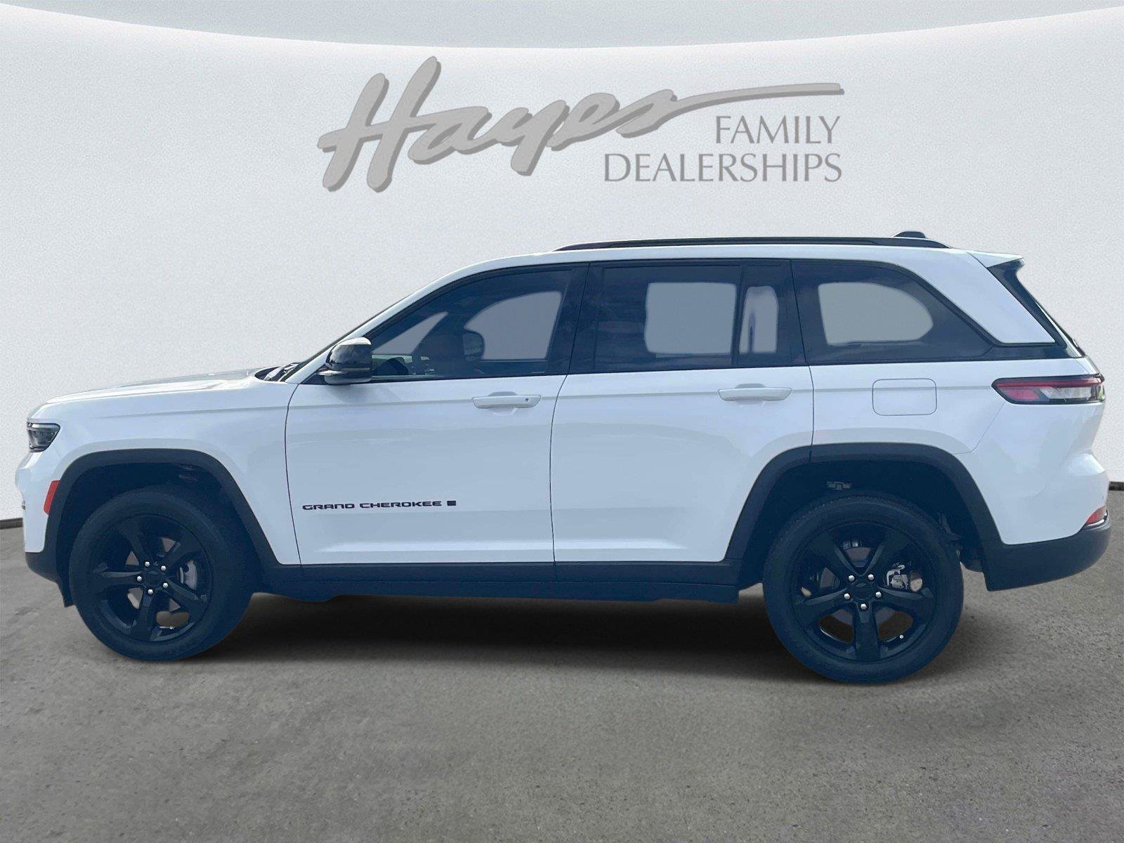 Used 2023 Jeep Grand Cherokee Altitude AWD/4WD image 6