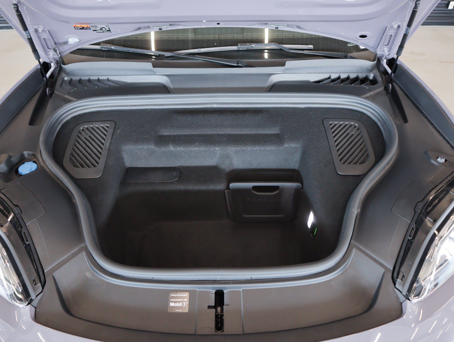 Certified 2025 Porsche Macan Electric RWD image 26