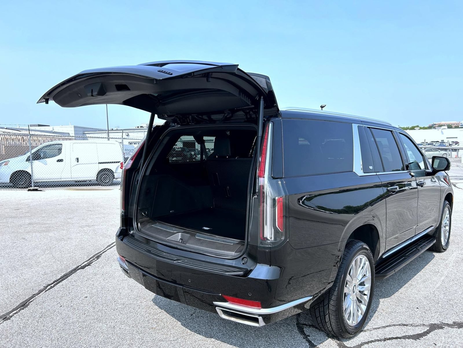 Used 2023 Cadillac Escalade ESV Premium Luxury AWD/4WD image 23