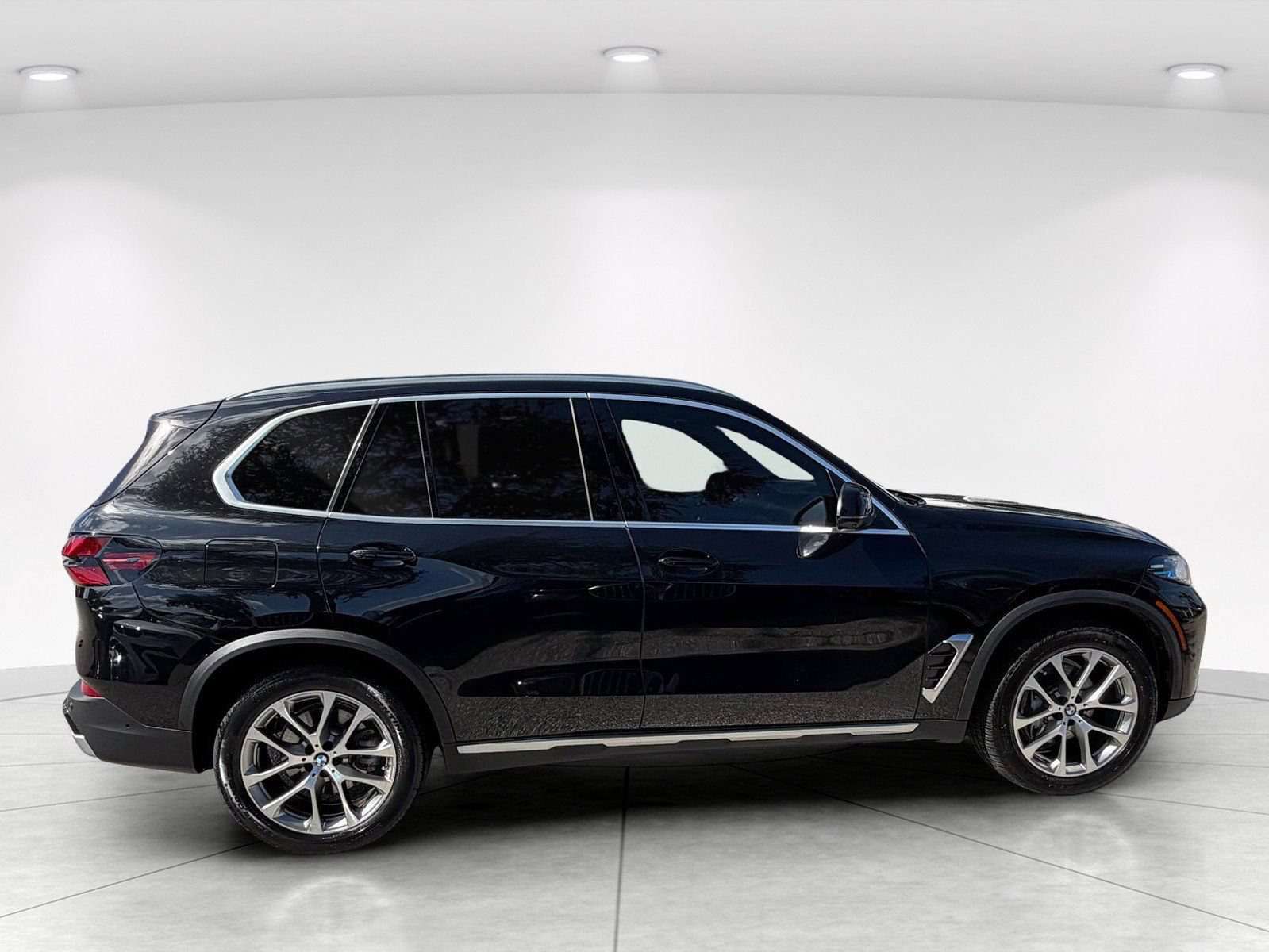 Certified 2025 BMW X5 sDrive40i w/ Climate Comfort Package RWD image 3