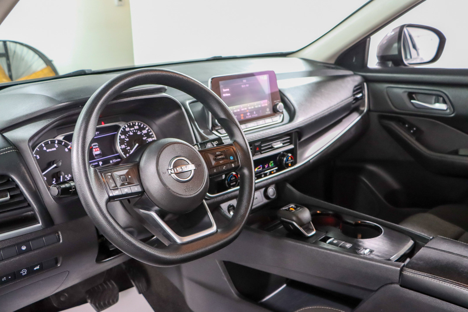 Used 2024 Nissan Rogue SV FWD image 22