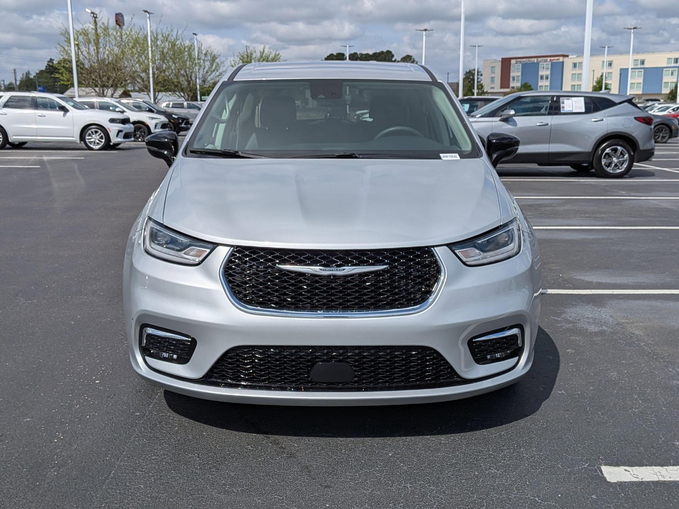 Used 2024 Chrysler Pacifica Touring-L image 8