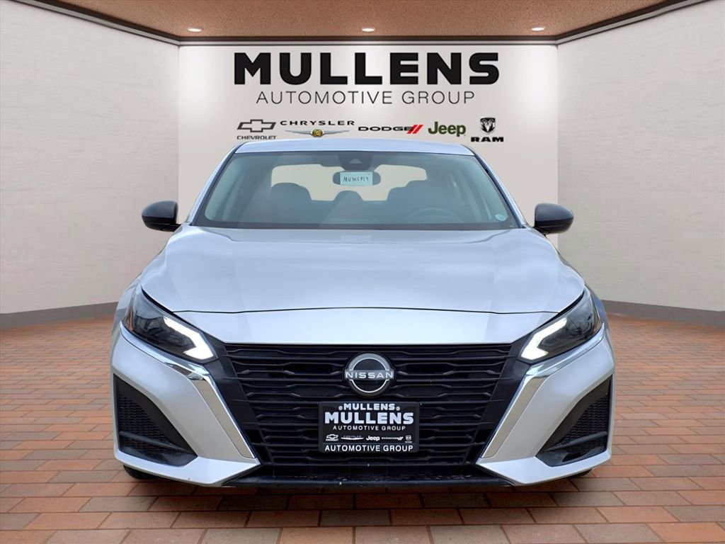 Used 2024 Nissan Altima 2.5 SV FWD image 2