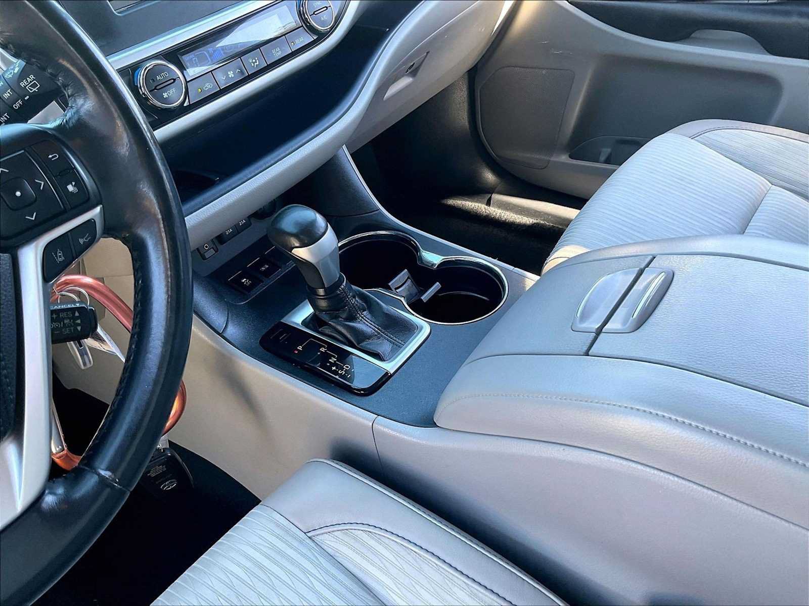 Used 2018 Toyota Highlander Plus w/ Carpet Mat Package (TMS) FWD image 20