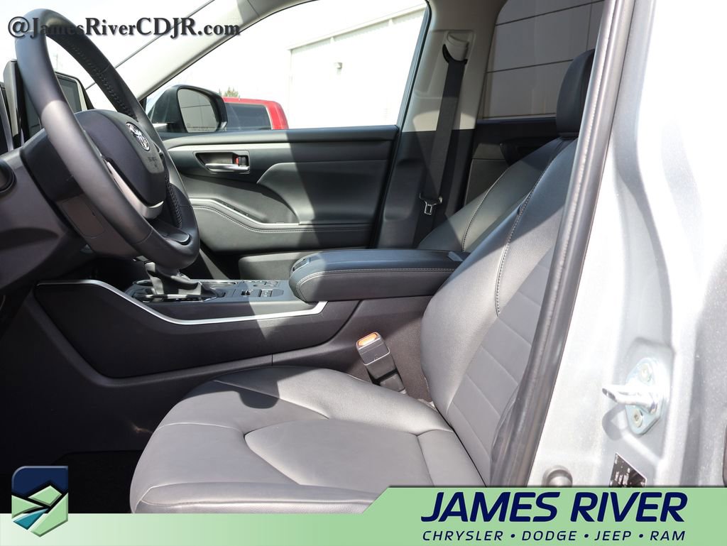 Used 2025 Toyota Highlander XLE image 24