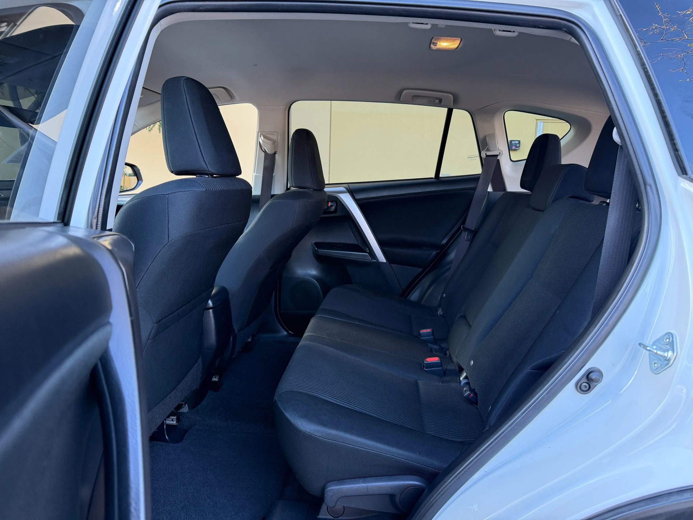Used 2016 Toyota RAV4 LE FWD image 9