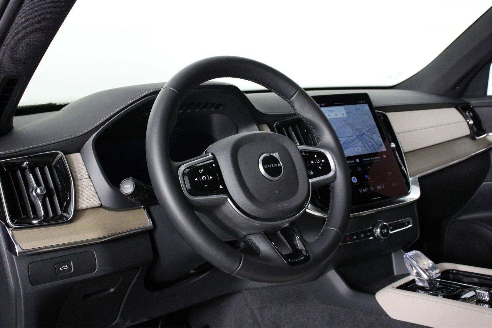 Certified 2025 Volvo XC90 B5 Core image 14