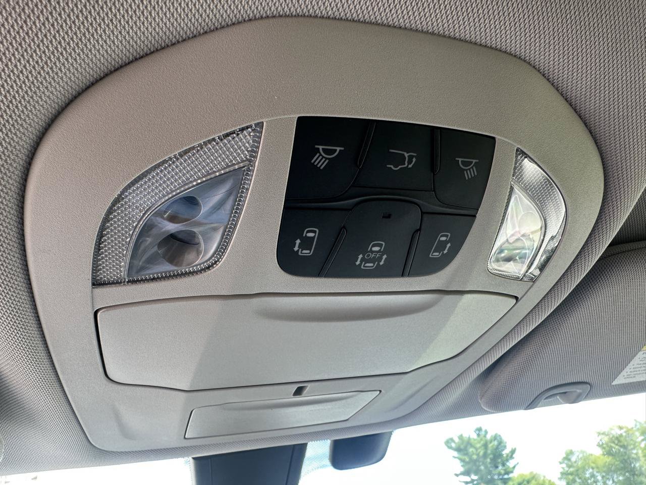 Used 2018 Chrysler Pacifica Touring Plus w/ Tire & Wheel Group FWD image 28