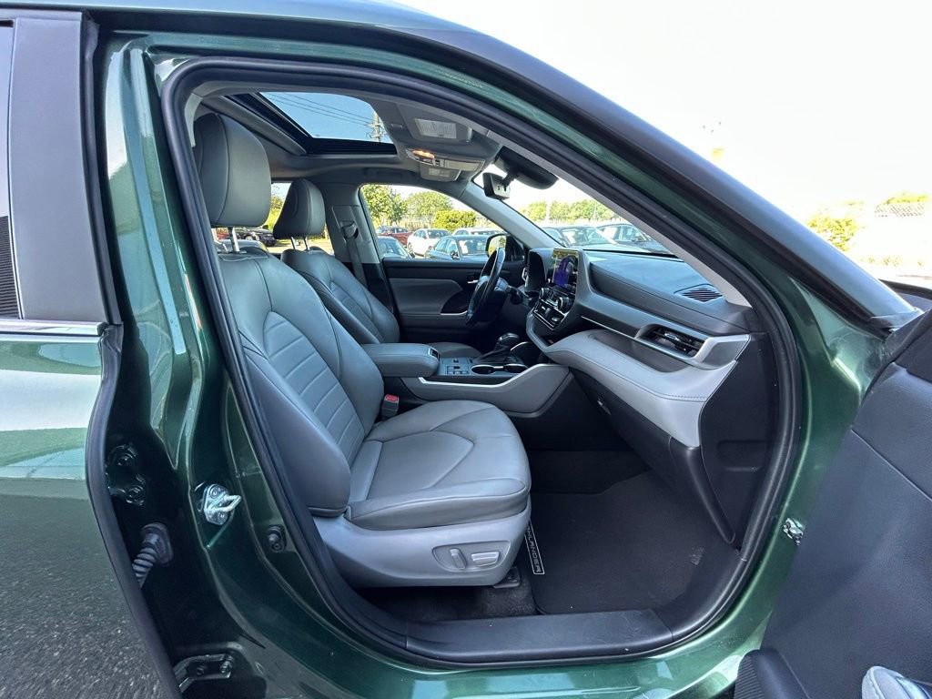 Used 2023 Toyota Highlander XLE FWD image 49