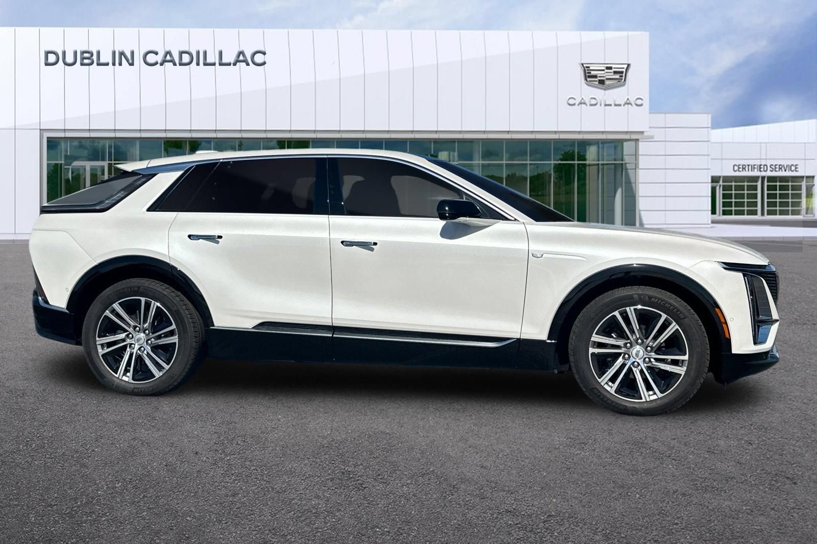 Used 2025 Cadillac Lyriq Luxury AWD/4WD image 3