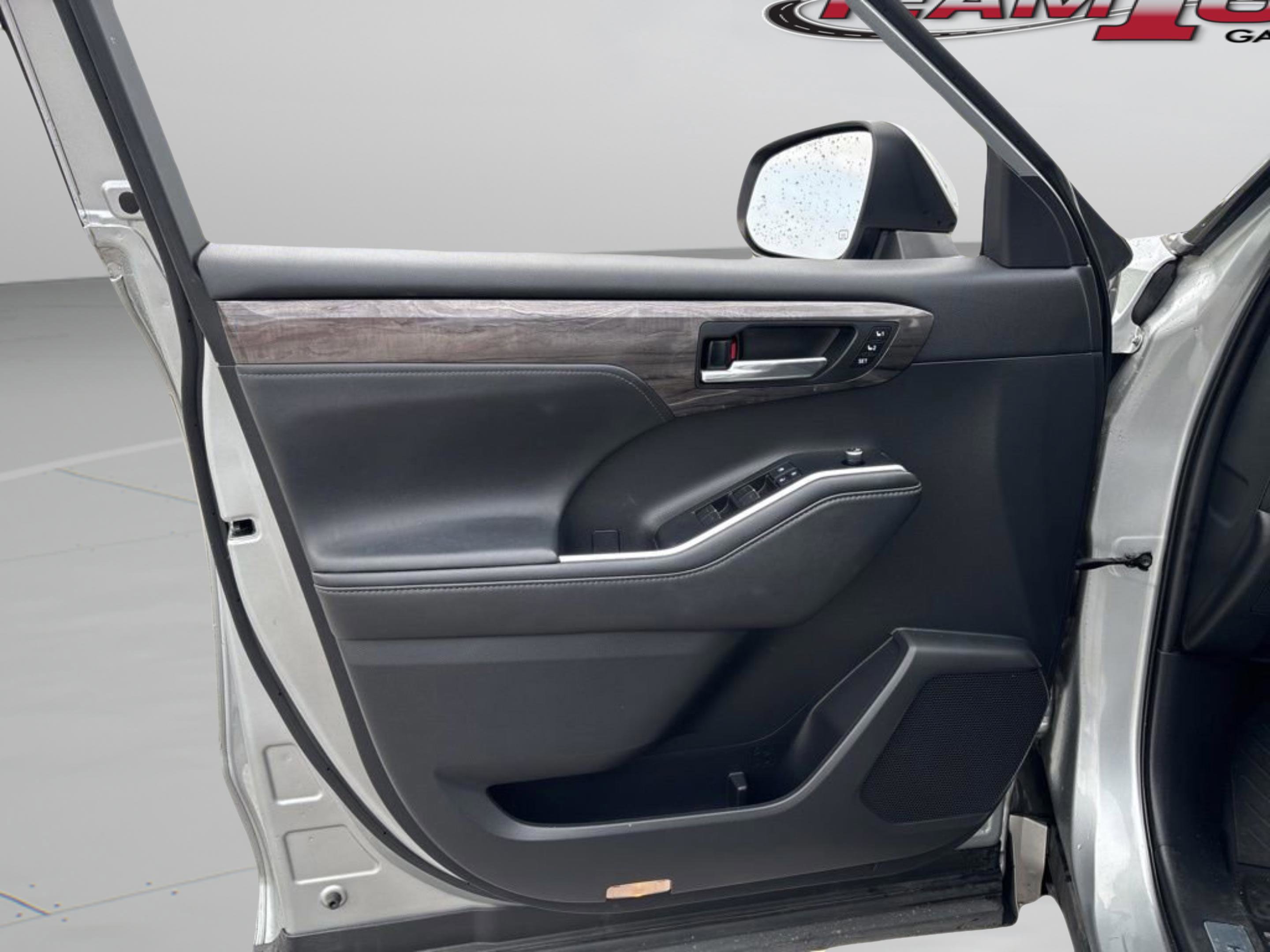 Used 2020 Toyota Highlander Limited image 29