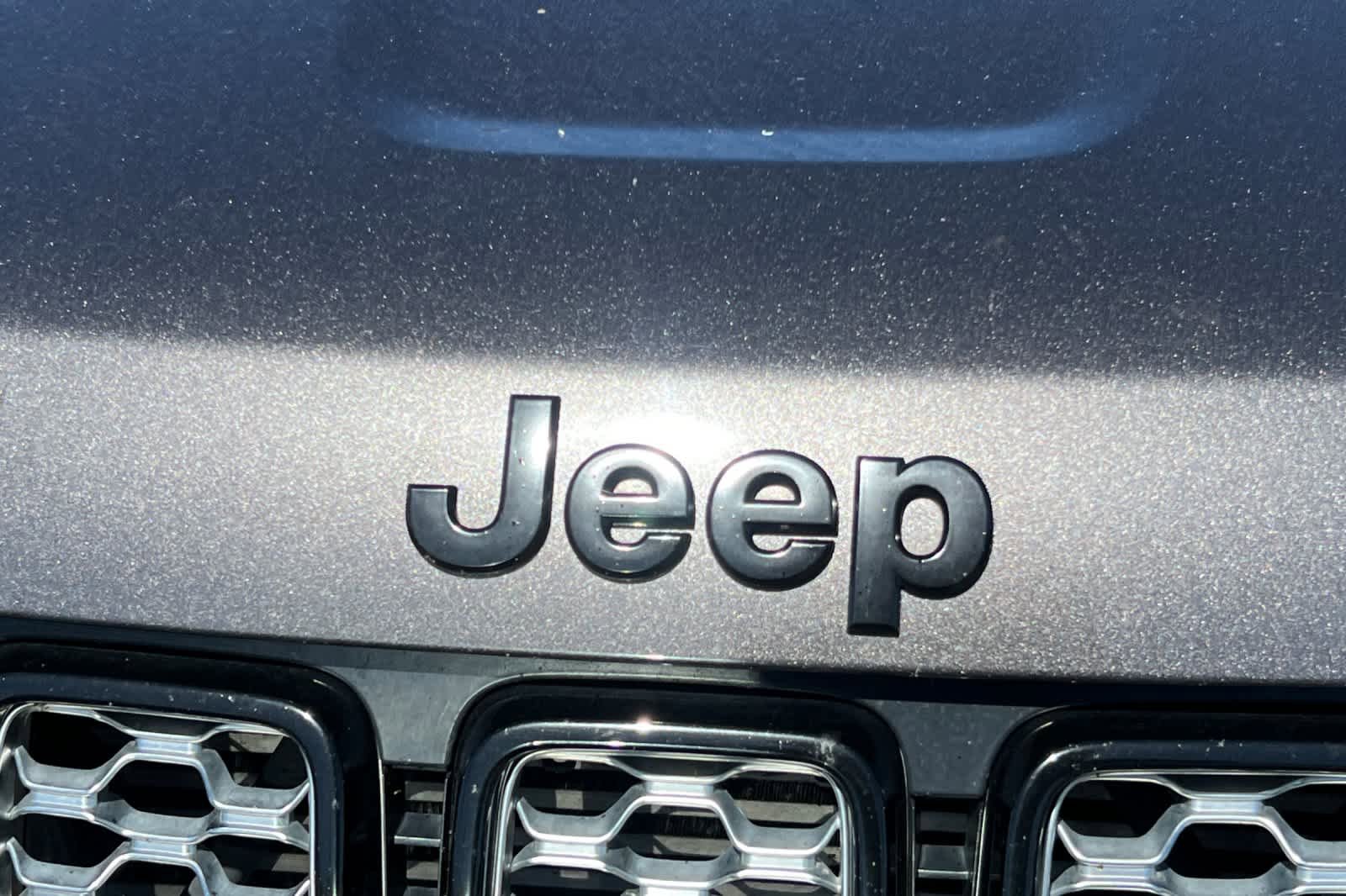 Used 2019 Jeep Grand Cherokee Altitude AWD/4WD image 13