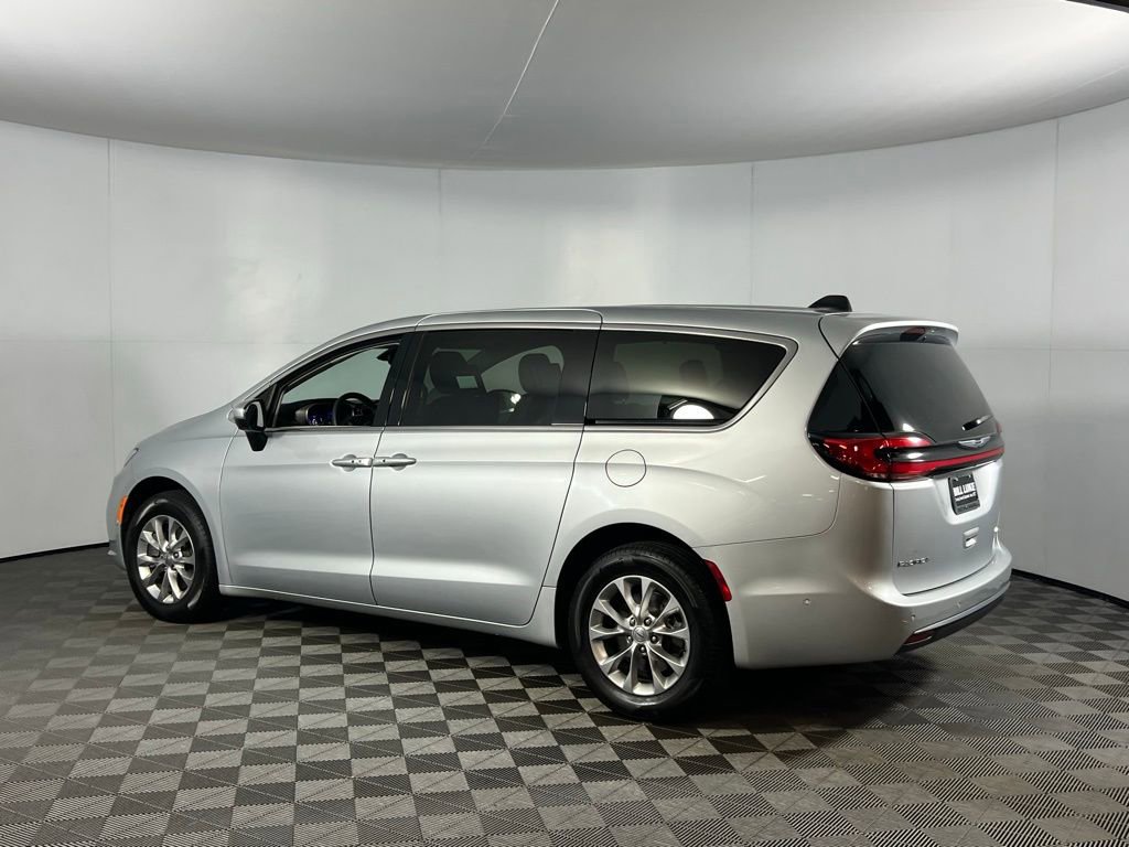 Used 2023 Chrysler Pacifica Touring-L w/ Uconnect Theater Family Group image 9