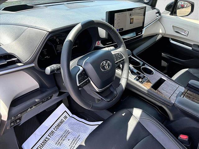 Used 2025 Toyota Sienna Platinum AWD/4WD image 11
