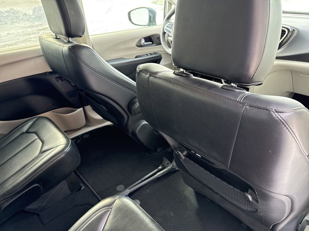 Used 2024 Chrysler Pacifica Touring-L image 24