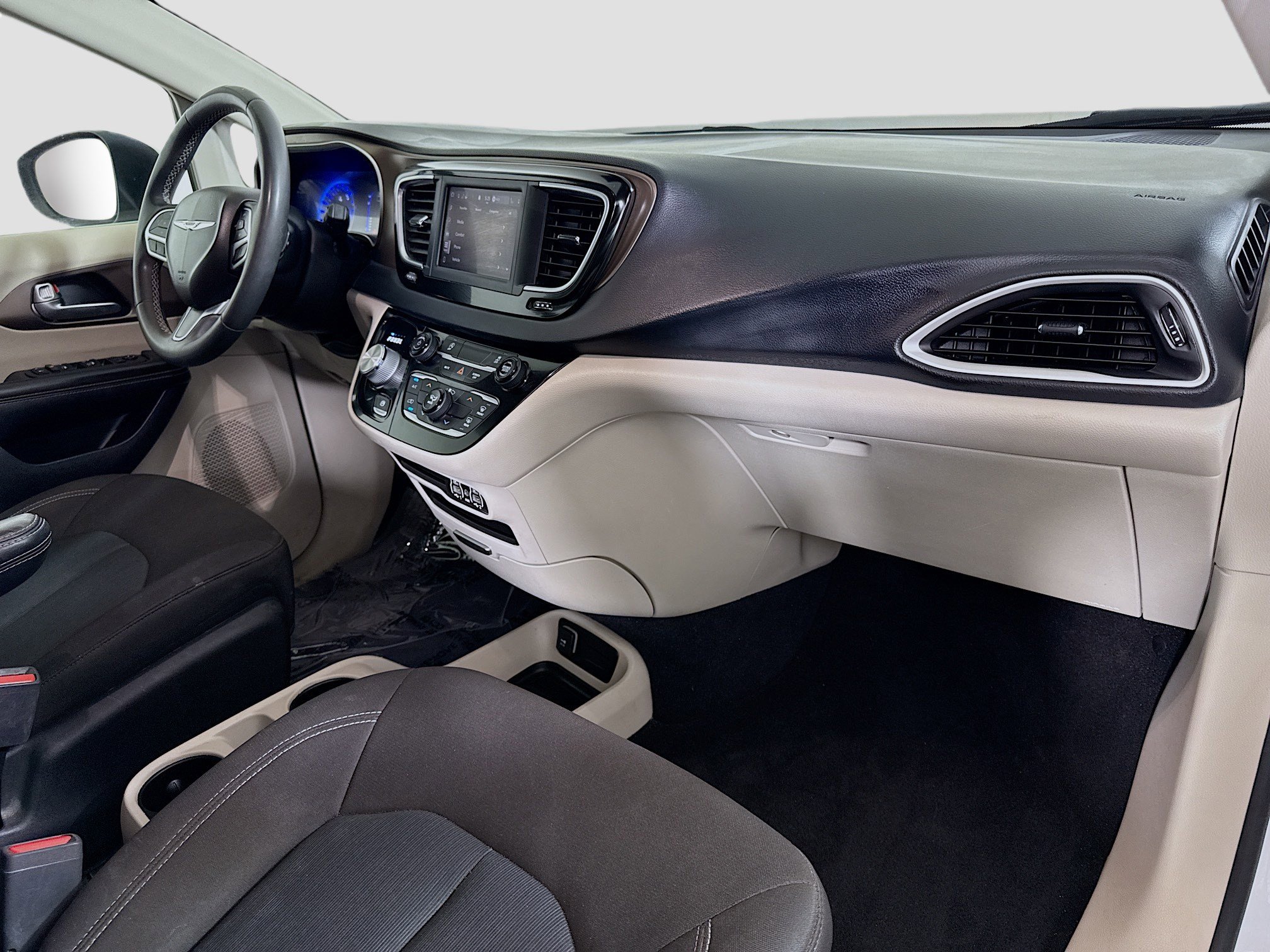 Used 2022 Chrysler Voyager LX FWD image 30