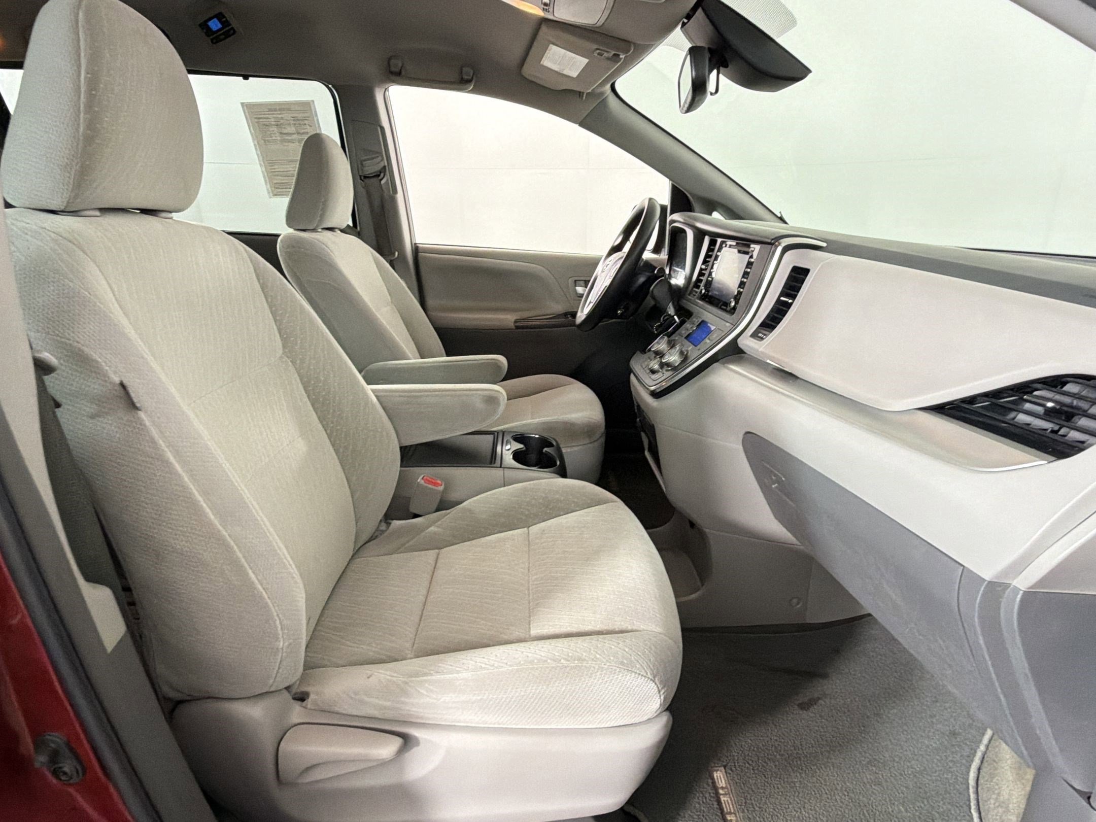 Used 2018 Toyota Sienna LE image 27